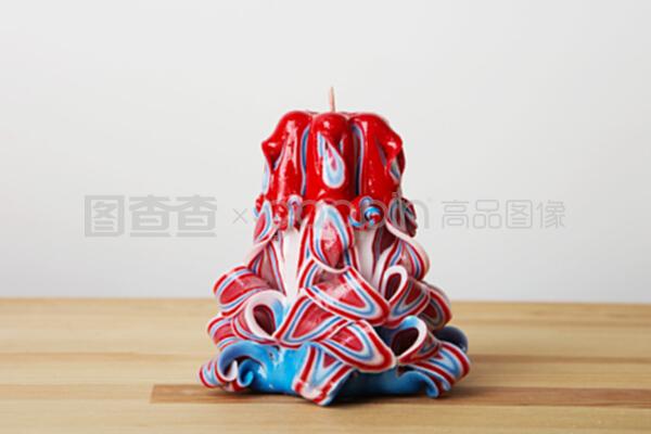 白色背景上雕刻的彩色蜡烛