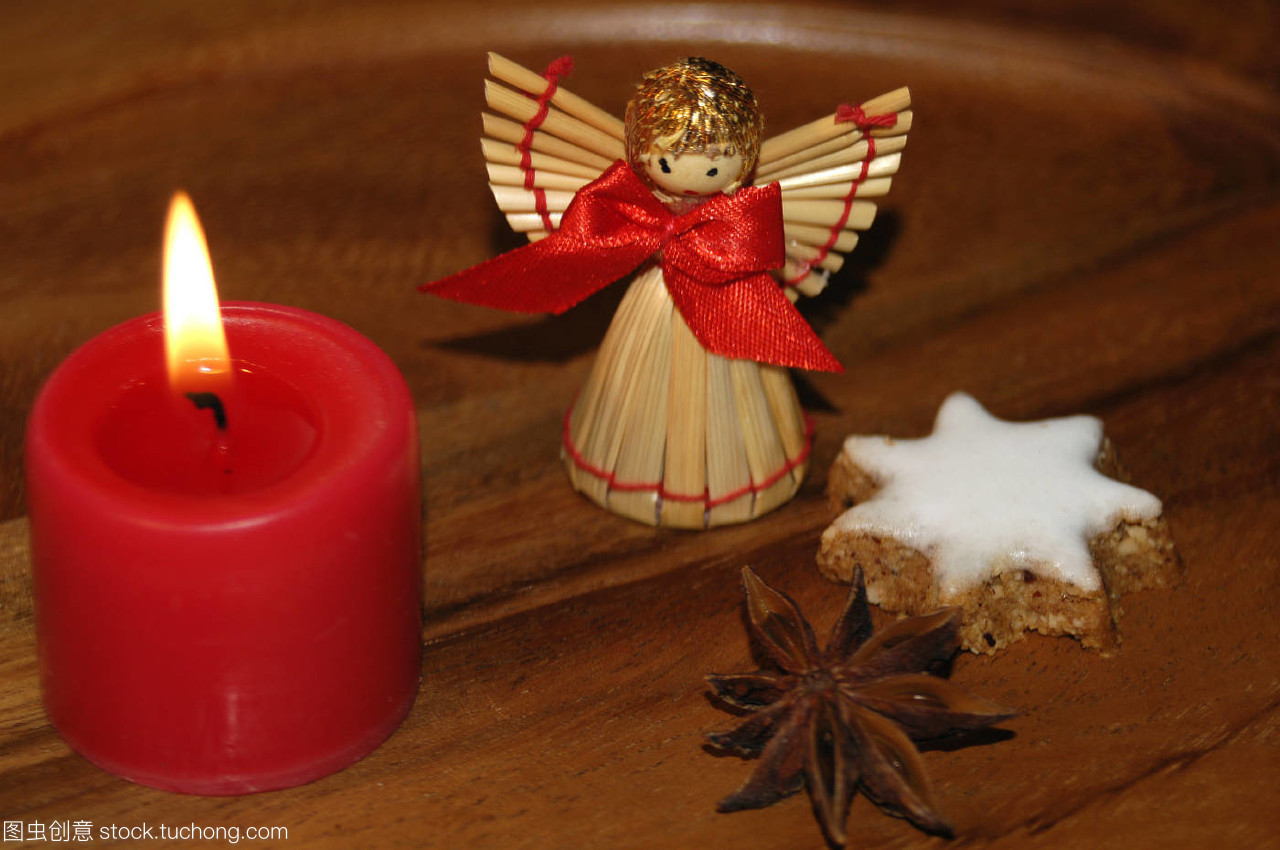 圣诞季节的手工艺蜡烛 传统与创意的温暖融合